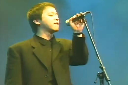 1994年的窦唯 在红馆唱"幸福在哪里(资料图)