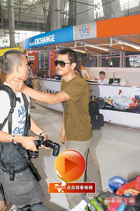 李亚鹏（右）在曼谷机场掐住记者脖子，警告他别再拍李嫣