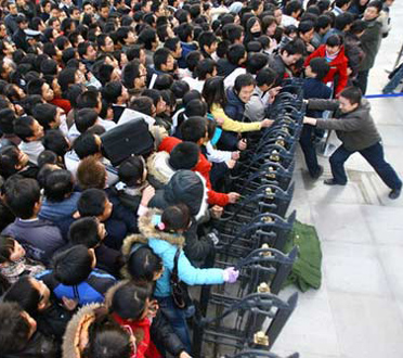 河南举行大型招聘会，1.7万毕业生挤破大门