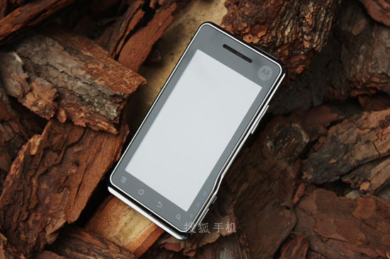 2.1系统氙气灯 MOTO最强GPhone XT701评测