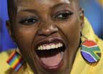 南非女球迷光头造型怪异