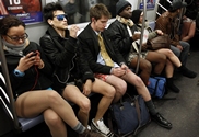 数千人参加纽约“不穿裤子乘地铁”活动