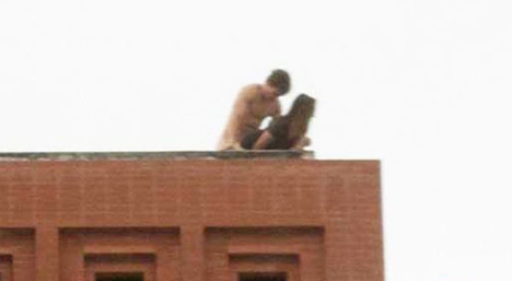 美一对<em>男女</em>在大学楼顶公开<em>做爱</em>