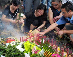 遇难者家属"头七"日在事发地祭奠