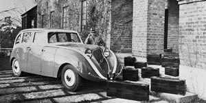 1935年，沃尔沃第一款流线型汽车PV36诞生。
