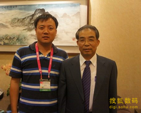 搜狐数码记者与宏�总裁林显郎（右）合影