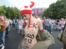 波兰裸女抗议欧洲杯