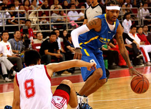 艾弗森变向晃倒北京小将 脚踝毁灭者现当年绝