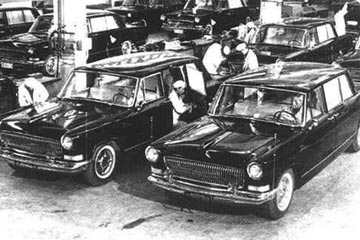 1966年，国产第一批红旗三排座高级轿车投产，标志着中国有了自己的国宾车。