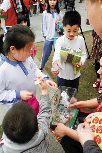 为雅安地震捐款的深圳小学生们