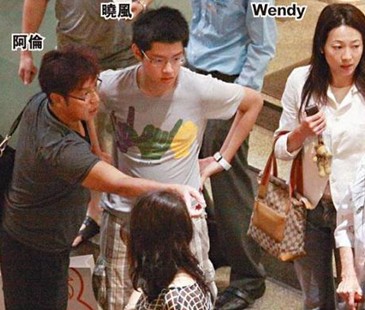 据香港媒体报道,谭咏麟同女友wendy所生的宝贝儿子谭晓风,被