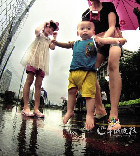 24日，广州沿江西路亲水台，不少市民前来“戏水” 羊城晚报记者 郑迅 摄