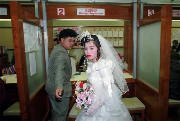 政府摆转运石图片