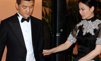 2013年5月，嫣然慈善晚宴，王菲当众向李亚鹏甩脸
