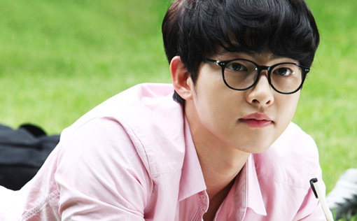 一个男生他是天蝎座。刚见面性格挺单纯温柔内敛的。后来发现他管班很霸气强势,然后有的时候玩起来有很