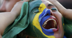 巴西惨败女球迷泪流满面