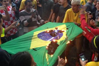 巴西球迷怒烧国旗