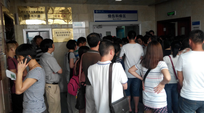 7月10，浙二医院烧伤病房外，伤者家属正在焦急等待
