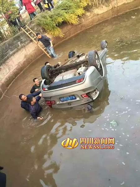 轿车坠入池塘村民下水营救不要报酬 司机跪谢