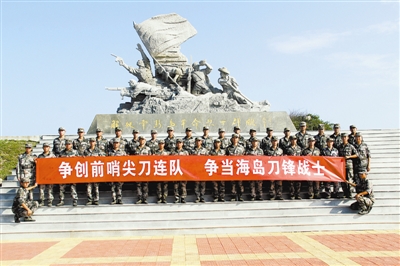 原文配图：官兵在英雄雕像前举行签名活动。