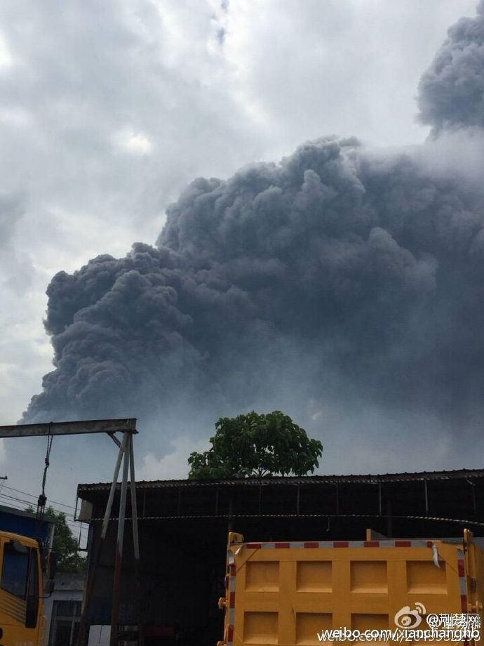 湖北宜昌一化工厂发生爆炸 全区被烟雾笼罩(图