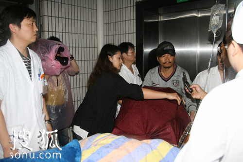 赵本山入院，家人及医护人员紧张忙碌着。