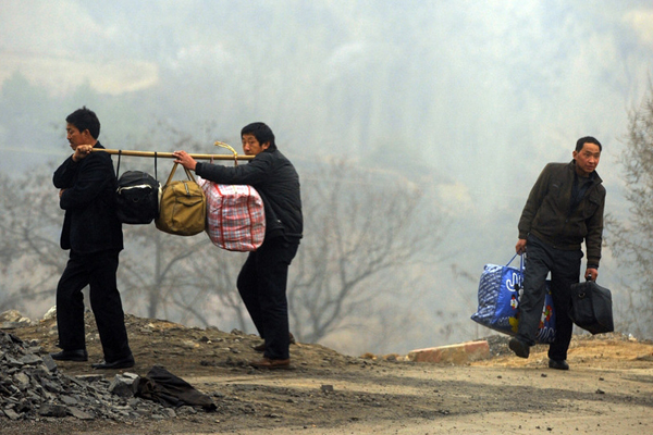 &nbsp;&nbsp; 王家岭煤矿在发生透水事故后关闭,一些民工无奈卷铺盖