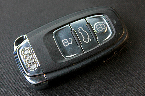 a4l不再采用经典的折叠钥匙,而是将其换成更有品质感的镀金遥控钥匙