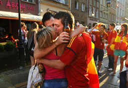 欧洲杯热吻秀：西班牙两男吻一女