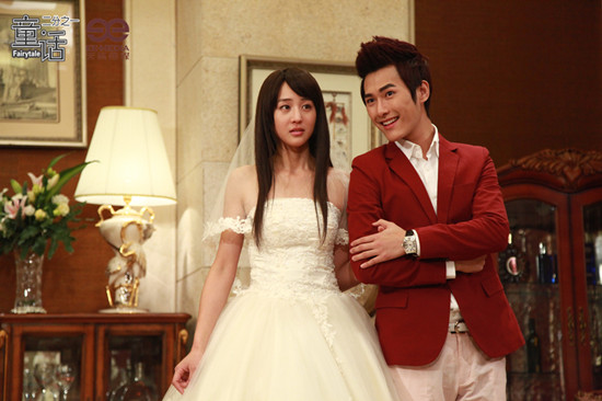 童话二分之一曝唯美婚纱照双结局引争议