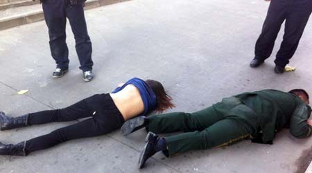 深圳女子跳天桥武警双手接住 两人均倒地昏迷(图)