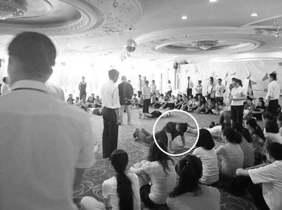 拓展训练现场,正在做俯卧撑的就是杨先生。图片由受访者提供